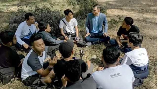Selama rekaman, Adam Ali banyak membimbing para personil grup tersebut, terutama dalam pelafalan Bahasa Arab.