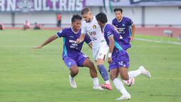 Persik Kediri berupaya keras membalas dengan melancarkan serangan bertubi-tubi namun sayang hingga peluit akhir Macan Putih gagal menyarangkan gol ke gawang Pendekar Cisadane. (Bola.com/M Iqbal Ichsan)