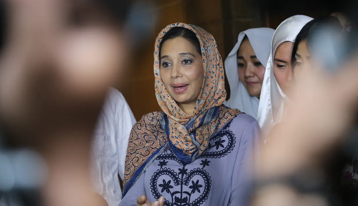 Selain keluarga, beberapa sahabat Yana Zein seperti Lingga Suri dan Ayu Azhari pun tampak hadir untuk membacakan ayat-ayat suci Al Quran demi mengirim doa pada Yana Zein. (Adrian Putra/Bintang.com)