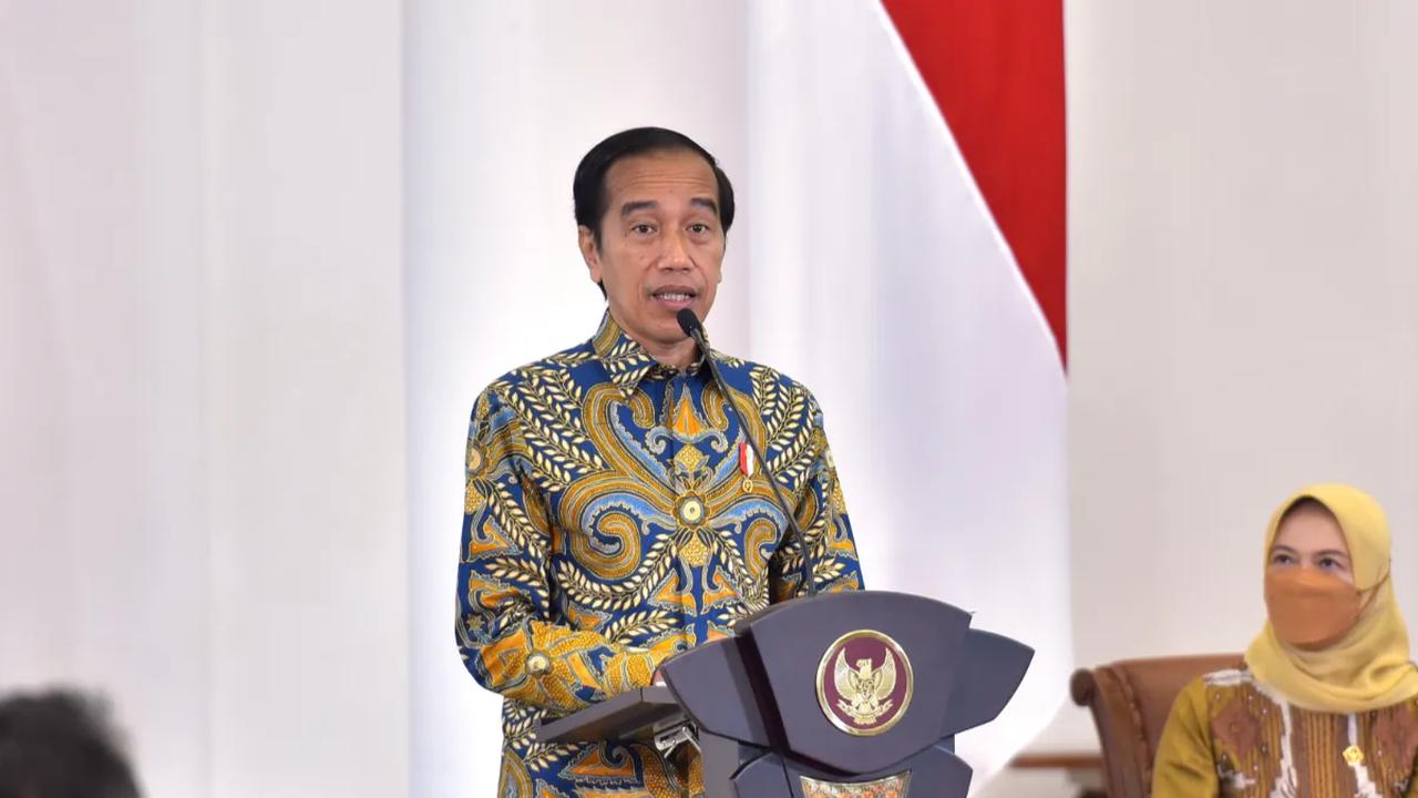 Lalu, belum pulih total, lanjut Jokowi, dunia sudah dihadapkan dengan adanya perang antara Rusia dan Ukraina. Walaupun terlihat tampak jauh, tetapi dampak dari perang itu pun sangat berpengaruh kepada Indonesia.&nbsp;