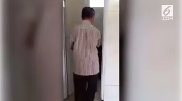 Seorang kakek terciduk warga sedang berbuat mesum dengan ABG di sebuah toilet masjid. Seketika keduanya saling menyalahkan untuk berbuat mesum.