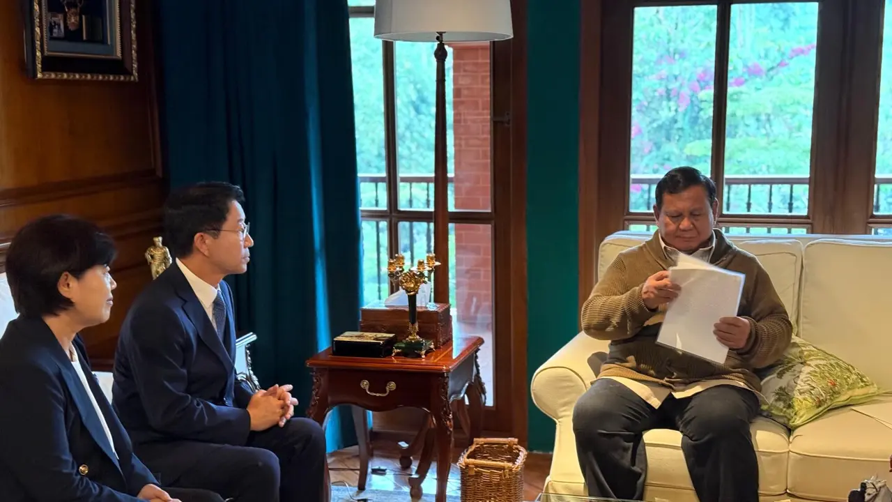 Presiden Republik Indonesia Prabowo Subianto menerima kunjungan kehormatan utusan khusus presiden Korea Selatan, yang dipimpin oleh Cho Jung-sik, anggota parlemen senior dari Partai Demokrat Korea pada Kamis (14/8/2025).