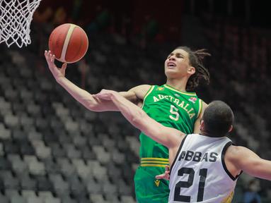 Pebasket Australia, Tyrese Proctor (kiri) berusaha mencetak poin dihalangi oleh pebasket Yordania, Hasem Abbaas saat matchday pertama Grup A FIBA Asia Cup 2022 antara Timnas Yordania melawan Timnas Australia di Istora Senayan, Jakarta, Selasa (12/07/2022). (Bola.com/Bagaskara Lazuardi)