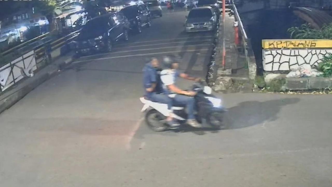 Dua pengendara motor yang diduga menyiram air keras ke Wakil Koordinator Komisi untuk Orang Hilang dan Korban Tindak Kekerasan (KontraS), Andrie Yunus (Istimewa)