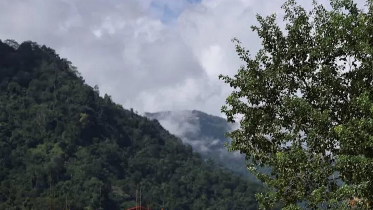 Danau Lhonak di negara bagian Sikkim yang terdiri dari pegunungan di timur laut meluap setelah hujan lebat memicu longsoran es sehingga menyebabkan banjir bandang di sungai Teesta.<br>