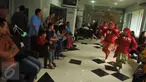 Sejumlah wanita menari untuk menghibur pasien di RS Cipto Mangunkusumo, Jakarta, Jumat (20/5). Hal ini dilakukan dalam rangka memperingati jasa alm dr Tjipto Mangunkusumo sebagai salah satu tokoh Kebangkitan Nasional.(Liputan6.com/Gempur M Surya)