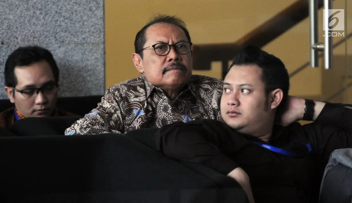 Mantan Sekda Jawa Timur, Ahmad Sukardi menunggu panggilan akan menjalani pemeriksaan di Gedung KPK, Jakarta, Rabu (31/7/2019). Ahmad Sukardi diperiksa sebagai saksi terkait kasus dugaan suap pengadaan barang dan jasa di Pemkab Tulungagung tahun anggaran 2018. (merdeka.com/Dwi Narwoko)