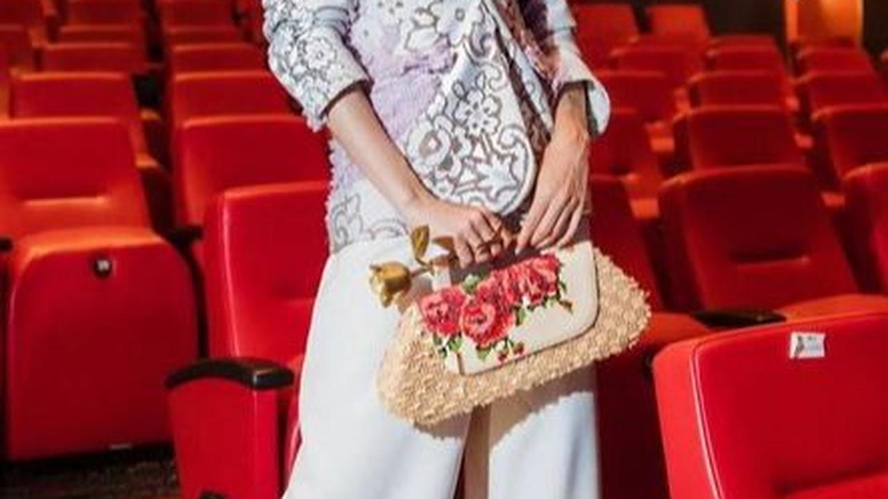 8 Foto Cantik Cinta Laura Saat Hadiri Event Spesial Maupun Ketika Manggung
