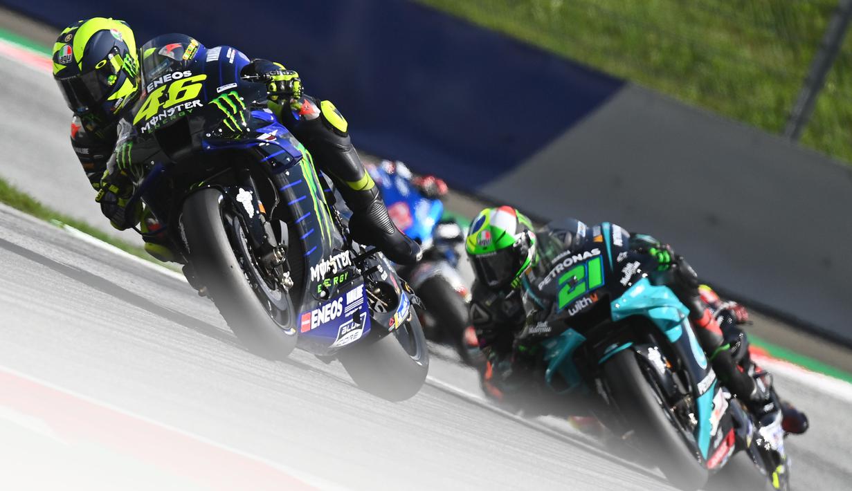 Pembalap Monster Energy Yamaha, Valentino Rossi, saat beraksi pada balapan MotoGP Austria di Sirkuit Red Bull Ring, Minggu (16/8/2020). Dovizioso finis pertama dengan catatan waktu 28 menit 20,853 detik. (AFP/Joe Klamar)