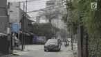 Sejumlah kendaraan melintasi ruas jalan kawasan Kemang, Jakarta, Minggu (12/5/2019). Rencana pembangunan fisik penataan ruang jalan atau pedestrian kawasan Kemang akan dimulai pada akhir Mei 2019 dengan tujuan menjadikan kawasan tersebut sebagai objek wisata. (Liputan6.com/Immanuel Antonius)