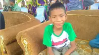 Azzam, hingga berusia 11 tahun tidak bersekolah karena penyakit yang dialaminya kadang membuat dia berteriak kesakitan tiba-tiba. (Liputan6.com/Ahmad Akbar Fua)
