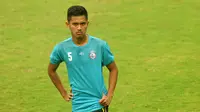 Dalmiansyah Matutu mendapat pujian dari pelatih dan pemain senior Arema meski gagal mengeksekusi penalti saat uji coba. (Bola.com/Iwan Setiawan)