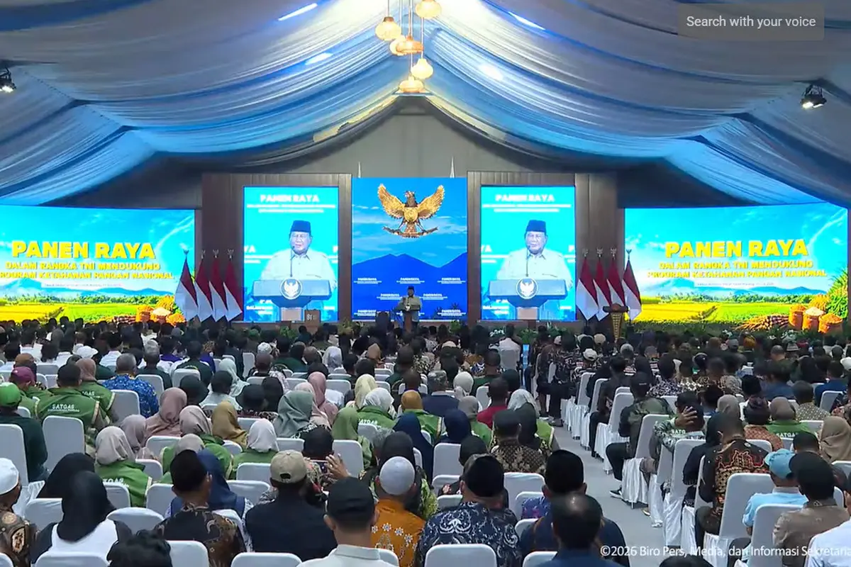 Presiden Prabowo Subianto memimpin Panen Raya TNI yang digelar serentak di 43 lokasi dari Lanud Abdulrachman Saleh, Kabupaten Malang, Jawa Timur, Jumat (17/7/2026).