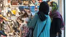 Warga mengenakan masker berbelanja di sebuah bazar di Kota Tonekabon, Iran utara (16/6/2020). Iran pada Rabu (17/6) melaporkan 2.612 kasus baru COVID-19, menambah total kasus terkonfirmasi di negara itu menjadi 195.051, demikian dilaporkan kantor berita resmi IRNA. (Xinhua/Ahmad Halabisaz)