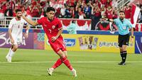 Pemain Timnas Indonesia U-23, Marselino Ferdinan melakukan eksekusi penalti yang berbuah gol pertama ke gawang Yordania U-23 pada laga ketiga Grup A Piala Asia U-23 2024 di Abdullah bin Khalifa Stadium, Doha, Qatar, Minggu (21/4/2024). (Dok. PSSI)