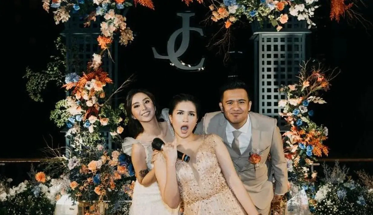 Pemilihan makeup pun minimalis dengan dominasi warna nude yang terlihat natural. Untuk hair do, Clay memilih tatanan rambut model curly yang sama seperti acara pemberkatan yang kemudian diberi hair piece warna emas. (Instagram/clairineclay).