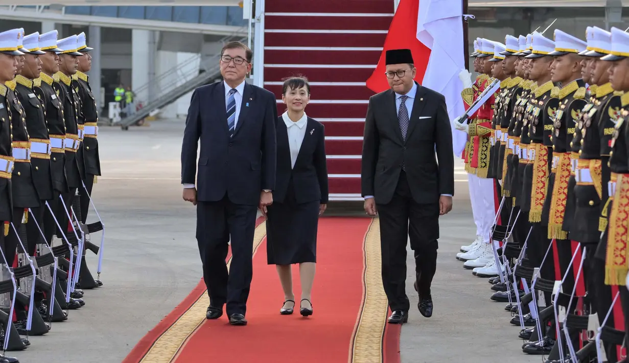 Kedatangan PM Jepang Shigeru Ishiba dan istri Yoshiko Ishiba disambut langsung oleh Menteri Investasi dan Hilirisasi/Kepala Badan Koordinasi dan Penanaman Modal Rosan P. Roeslani. (BAY ISMOYO/AFP)