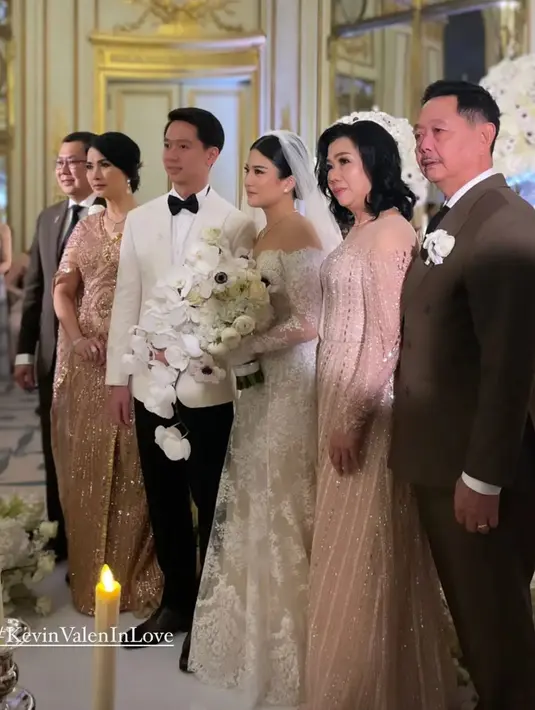 <p>Potret Kevin dan Valencia setelah resmi menjadi suami istri. Seperti diketahui, pasangan ganda putra Marcus Gideon itu resmi melamar Valencia pada 2 Agustus 2022 lalu. Lamaran di gelar di Jakarta International Stadium secara meriah. [Instagram/diah_kss]</p>