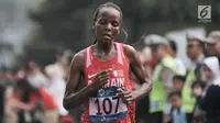 Pelari Bahrain Chelimo Rosa saat mengikuti lari maraton putri nomor 42 kilometer Asian Games 2018, Jakarta, Minggu (26/8). Chelimo Rosa berhasil merebut medali emas dengan catatan waktu 2 jam 34 menit 51 detik. (Merdeka.com/Iqbal S. Nugroho)