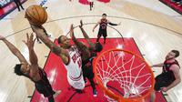Aksi pemain Bulls DeMar DeRozan menerobos pertahanan Raptors pada turnamen play-in NBA (AFP)