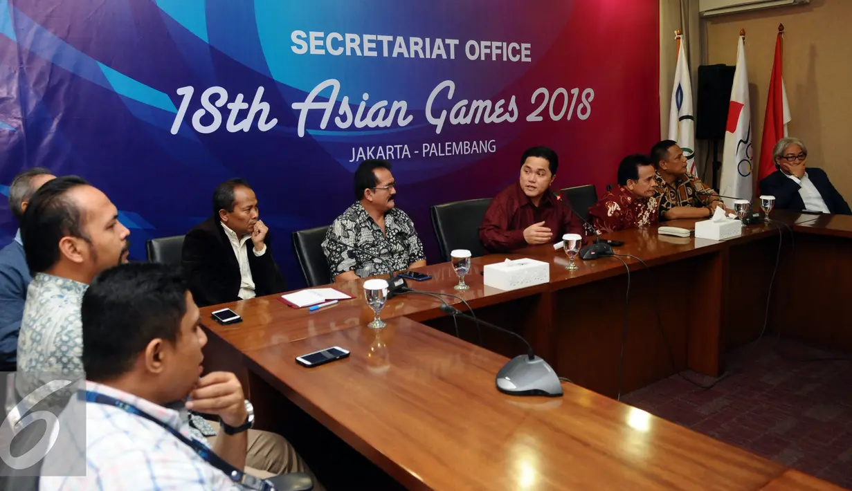 Ketua KOI, Erick Thohir (tengah) memberikan keterangan di gedung KOI, Jakarta, Jumat (15/1/2016). Erick berharap olahraga di Indonesia tetap terus berjalan dan tidak terpengaruh apapun. (Liputan6.com/Helmi Fithriansyah)