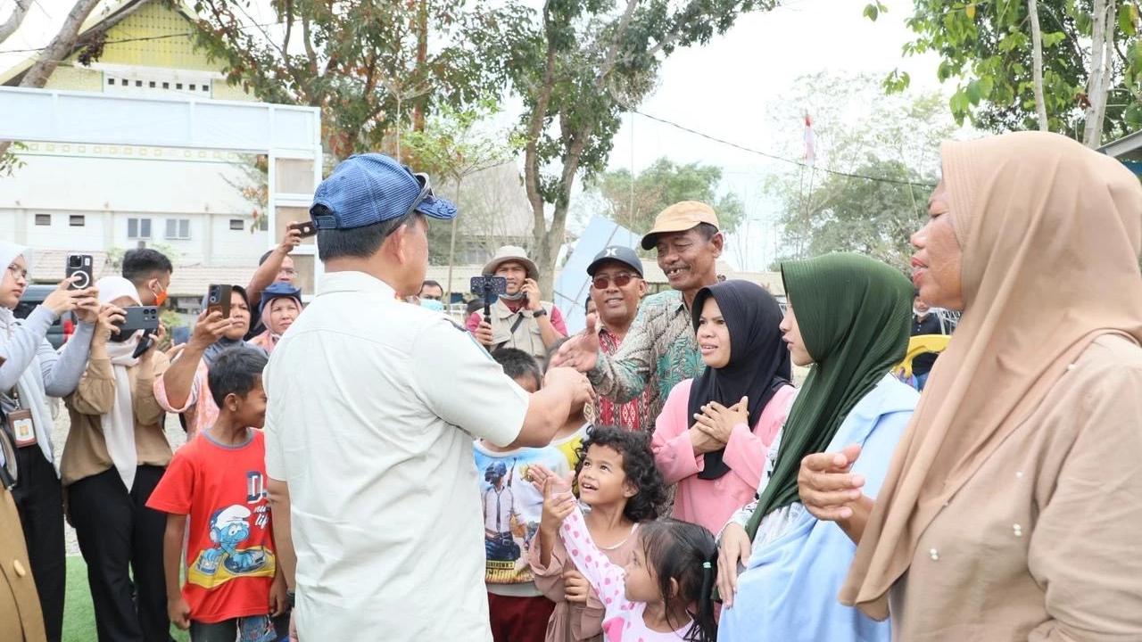 Kasatgas Tito Karnavian meninjau huntara yang berlokasi di belakang DPRK Aceh Tamiang