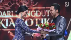 Penyanyi dangdut Zaskia Gotik menerima bunga dari kekasihnya Ryan yang melamar dirinya di Konser Lebaran Bidadari Dangdut di Studio 5 Indosiar, Jakarta, Senin (3/7). Ryan menyatakan lamarannya dengan membawa bunga. (Liputan6.com/Herman Zakharia)