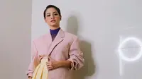 Paduan warna kuning dan pink serta turtle neck biru membuat Andien terlihat unik. Gaya seperti ini sangat pas dengan karakter asli yang dimilikinya. (Instagram/andienaisyah)