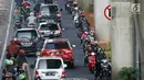 Pengendara motor melawan arus dan melewati pembatas jalan di Jalan Ciledug Raya, Jakarta, Kamis (5/4). Kurangnya kesadaran membuat sering terjadinya pelanggaran di jalan raya yang dapat membahayakan diri dan pengendara lain. (Liputan6.com/Arya Manggala)