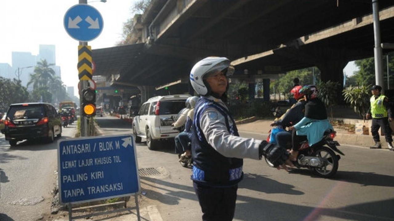 Pemandangan sepeda motor masuk Tol JORR depan Citos