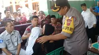 Kapolda Jabar saat mengunjungi salah satu keluarga korban kecelakaan di perlintasan kereta api Indramayu. Foto (Liputan6.com / Panji Prayitno)