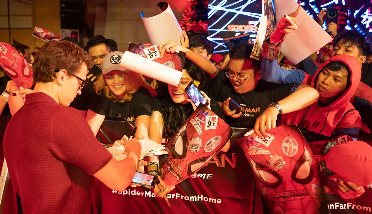 Aktor asal Inggris, Tom Holland menyapa penggemarnya saat acara Spider-Man: Far From Home Pan-Asian Media Summit Bali di Denpasar, Senin (27/5/2019). Kegiatan itu merupakan rangkaian promo film terbaru yang rencananya akan dirilis pada Juli mendatang. (ANTHONY KWAN/GETTY IMAGES NORTH AMERICA/AFP)