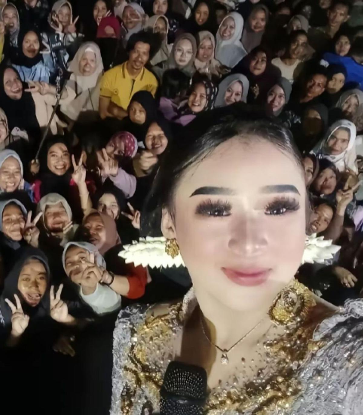 Misteri Sosok Hitam di Foto Selfie Niken Salindry, Kesalahan Kamera atau Penampakan?