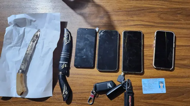 Barang bukti senjata tajam yang digunakan pelaku untuk menikam dua korban di Bakauheni, Lampung Selatan. (Dok. Istimewa).