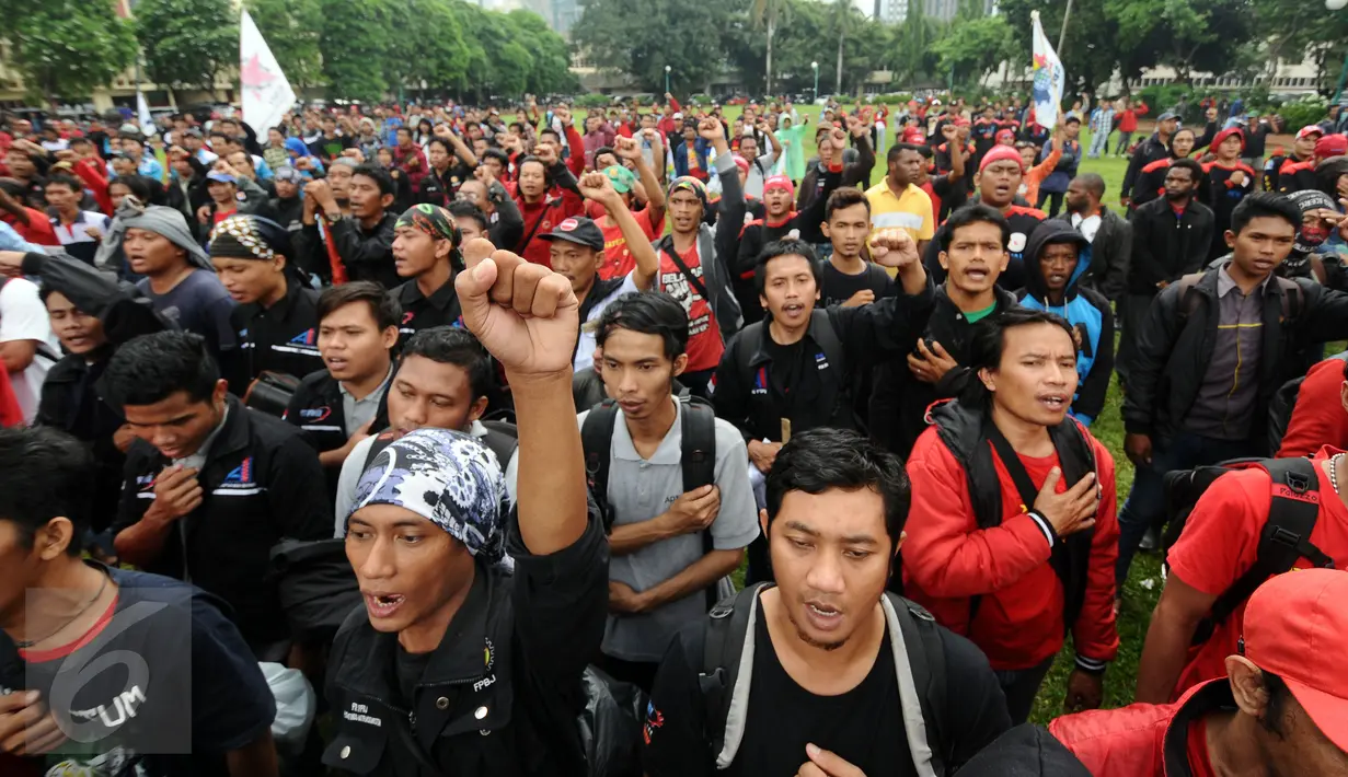 Ratusan buruh berkumpul melakukan aksi di lapangan DitSabhara Polda Metro Jaya, Jakarta, Rabu (17/2/2016). Dalam aksinya, mereka meminta pencabutan status tersangka pada 26 orang buruh aktivis. (Liputan6.com/Helmi Fithriansyah)