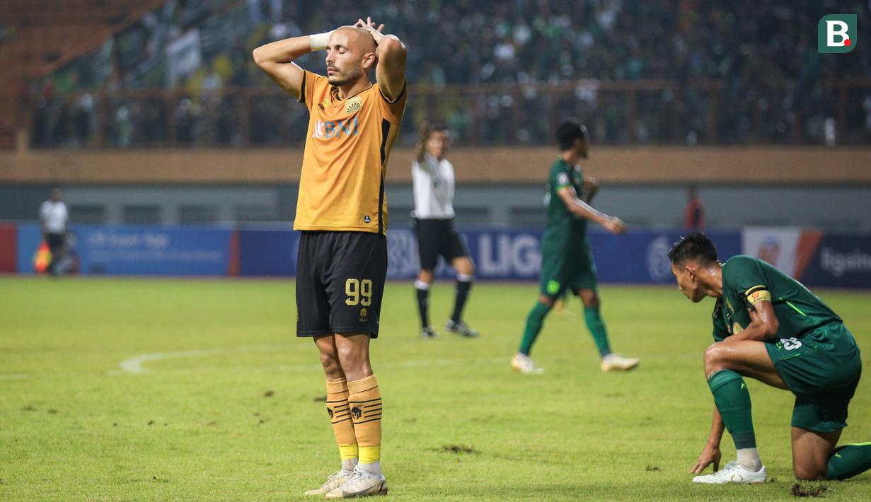 <p>Reaksi kecewa pemain Bhayangkara FC, Youssef Ezzejjari Lhasnaoui usai gagal mencetak gol saat laga pekan ketiga BRI Liga 1 2022/2023 antara Bhayangkara FC melaran Persebaya Surabaya di Stadion Wibawa Mukti, Cikarang, Minggu (07/08/2022). (Bola.com/Bagaskara Lazuardi)</p>