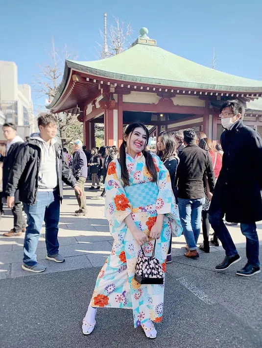 Penyanyi lagu Asian Games 'Meraih Bintang' ini juga senang liburan di luar negeri. Salah satu negara yang sudah Via kunjungi ialah Jepang. Dengan memakai Kimono, Via terlihat begitu manis dan kimono cocok di tubuhnya. (Liputan6.com/IG/@viavallen)