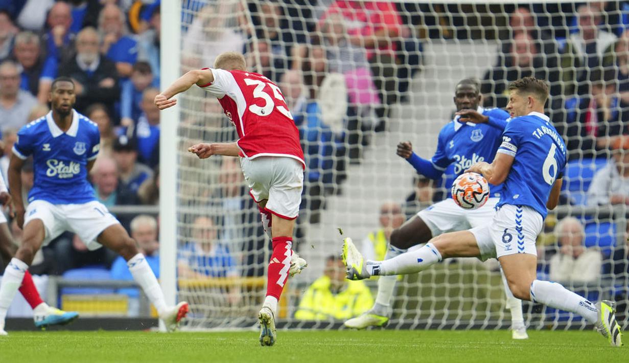 Pemain Arsenal, Oleksandr Zinchenko, melepaskan tendangan saat melawan Everton pada laga Liga Inggris di Stadion Goodison Park, Minggu (17/09/2023). Arsenal menang dengan skor 1-0. (AP Photo/Jon Super)