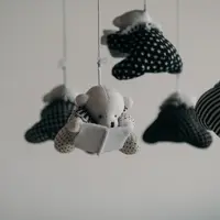 Mainan bayi crib mobile (Foto: Unsplash/Insung Yoon)