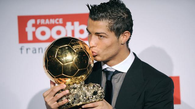 <span>Ballon d'Or pertama. Cristiano Ronaldo meraih trofi Ballon d'Or pertamanya bersama Manchester United di musim 2007/2008, menyamai torehan George Best pada tahun 1968. Ia mengalahkan Lionel Messi (Barcelona) dan Fernando Torres (Liverpool) sebagai nominasi. (Foto: AFP/Franck Fife)</span>