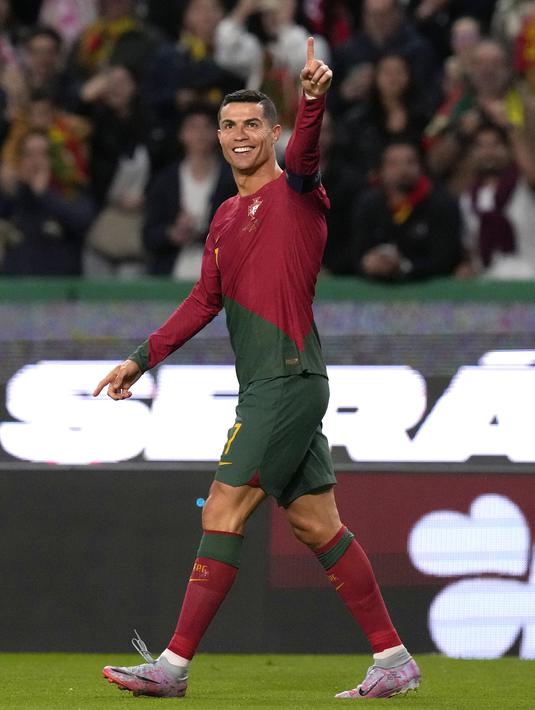 <p>Pemain Timnas Portugal, Cristiano Ronaldo melakukan selebrasi setelah mencetak gol keempat timnya ke gawang Timnas Liechtenstein pada laga Kualifikasi Euro 2024 yang berlangsung di Jose Alvalade, Lisboa, Portugal, Jumat (24/03/2023) dini hari WIB. CR7 berhasil menorehkan rekor baru sebagai pemain dengan torehan caps internasional terbanyak dalam sejarah. Lewat 197 penampilannya bersama Selecao, ia berhasil melewati rekor striker Kuwait, Bader Al-Mutawa yang sebelumnya memimpin dengan 196 caps. (AP Photo/Armando Franca)</p>