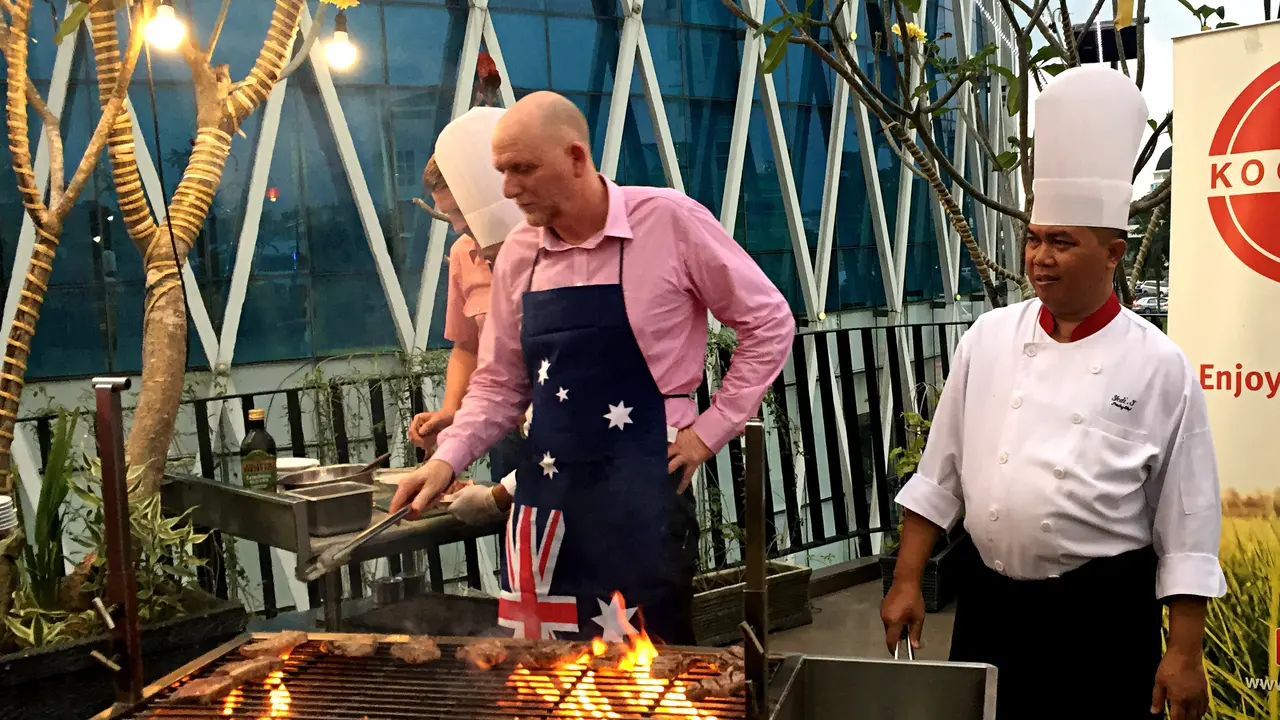 Gelar Livestock Expo, Dubes Australia Sajikan Steak Buatannya