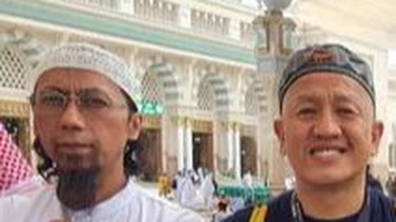 Penampakan Seluruh Personel Pas Band Berpakaian Ihram di Mekkah, Band Cadas Anak Saleh