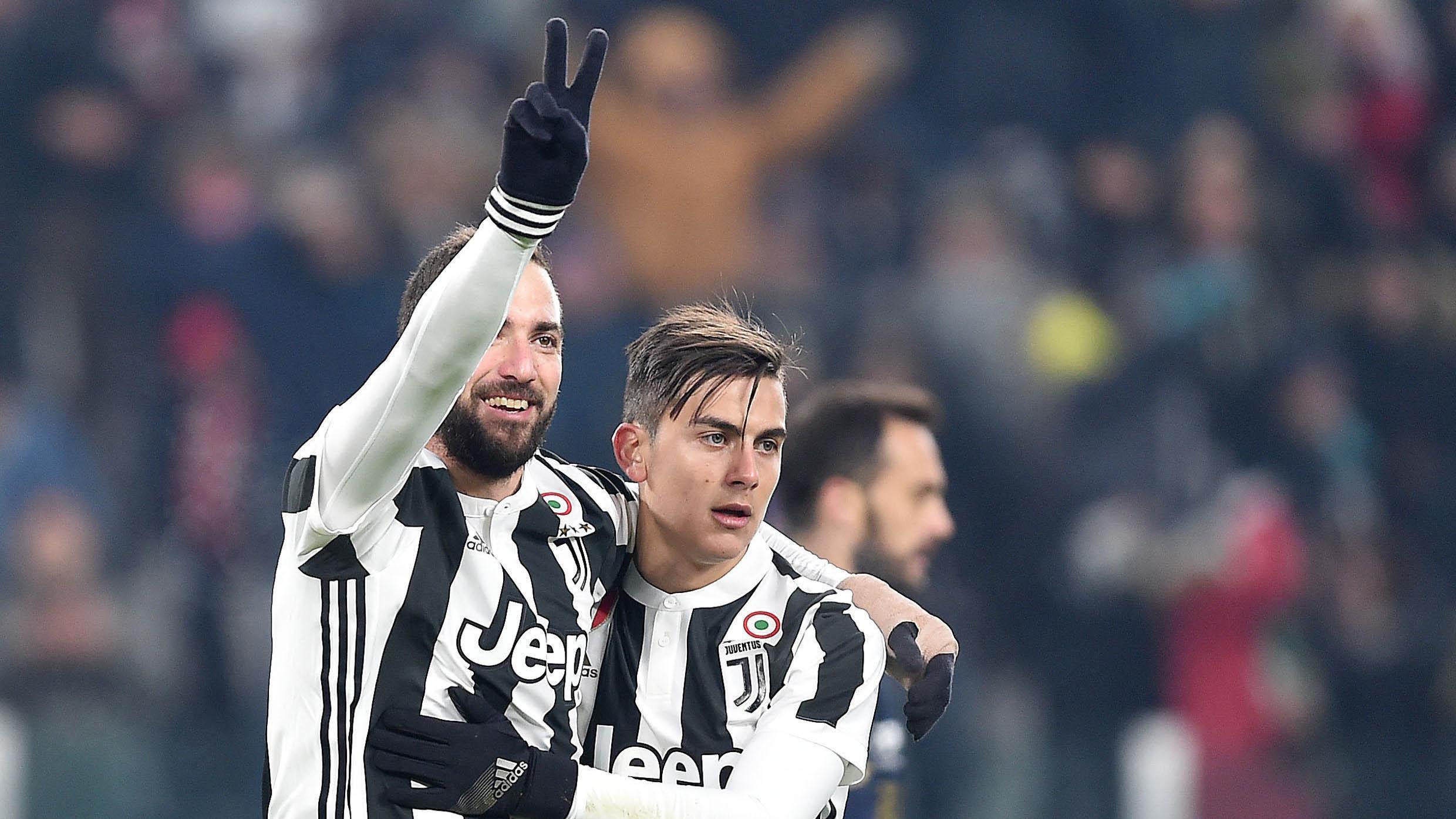 Striker Juventus, Gonzalo Higuain dan Paulo Dybala, melakukan selebrasi usai mencetak gol ke gawang Genoa pada laga Coppa Italia di Stadion Allianz, Turin, Kamis (21/12/2017). Juventus menang 2-0 atas Genoa. (AP/Alessandro di Marco)