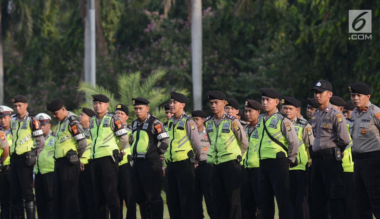 Aparat kepolisian saat mengikuti apel gelar pasukan pengamanan malam takbiran di Lapangan Silang Monas, Jakarta Pusat, Selasa (4/6/2019). Sejumlah titik di Jakarta Pusat yang diantisipasi antara lain Masjid Istiqlal, Bunderan HI, dan Jembatan Kuningan. (merdeka.com/Imam Buhori)