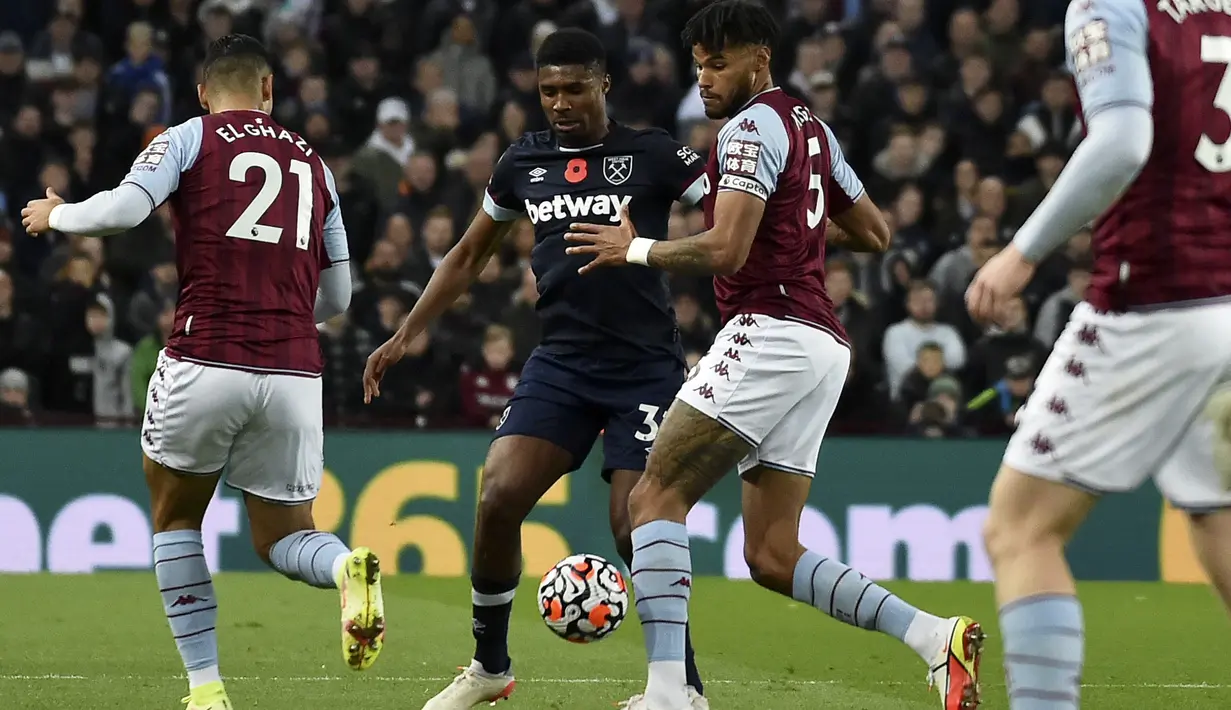 Bek West Ham United, Angelo Ogbonna (kedua kiri) berebut bola dengan pemain Aston Villa, Tyrone Mings dan Anwar El Ghazi pada pekan sepuluh Liga Inggris di Villa Park, Minggu (31/10/2021). West Ham United mengandaskan tuan rumah Aston Villa dengan skor 4-1. (AP Photo/Rui Vieira)