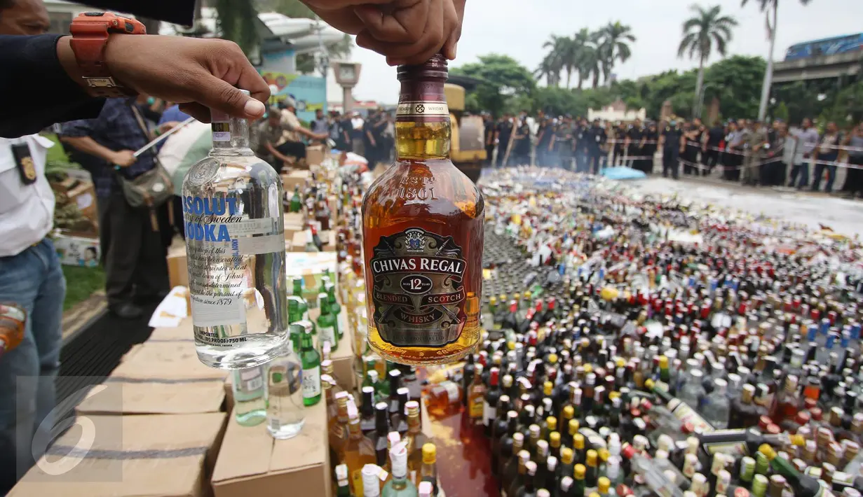Ribuan botol miras ilegal siap dilindas dengan alat berat di Kantor Pusat Bea Cukai, Jakarta, Senin (20/6). Direktorat Jenderal Bea dan Cukai melakukan pemusnahan terhadap berbagai hasil temuan senilai Rp46,1 miliar. (Liputan6.com/Immanuel Antonius)