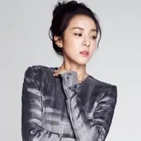 Menjadi selebriti di dunia hiburan memang selalu menjadi pusat perhatian. Dimana pun mereka berada, tentu saja tak luput dari jepretan kamera paparazi. Terutama gaya ala street style atau airport style sangat di perhatikan. (Soompi/Bintang.com)