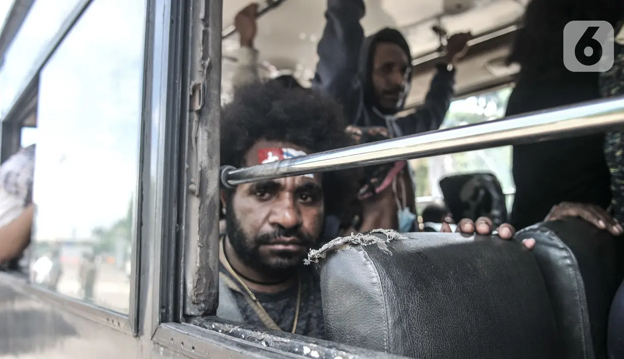 Seorang massa FRI-West Papua menaiki bus saat dibubarkan oleh aparat kepolisian terkait aksi peringatan Deklarasi 1 Desember 1961 di kawasan Monas, Jakarta, Selasa (1/12/2020). Aksi massa tidak berlangsung lama karena dibubarkan oleh aparat kepolisian. (merdeka.com/Iqbal S. Nugroho)