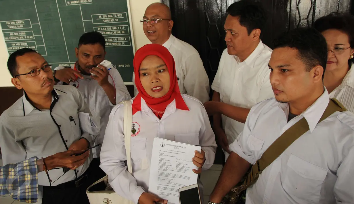 ACTA memberikan keterangan usai mendaftarkan gugatan class action terhadap Basuki Tjahaja Purnama di PN Jakarta Utara, Kamis (8/12). Gugatan yang dilayangkan untuk menuntut ganti kerugian atas apa yang telah dilakukan ‎Ahok. (Liputan6.com/Helmi Afandi)
